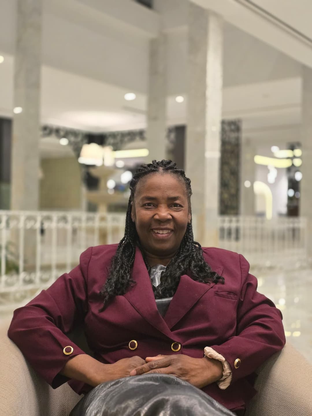 Misou, fondatrice de Chez Misou, en blazer bordeaux